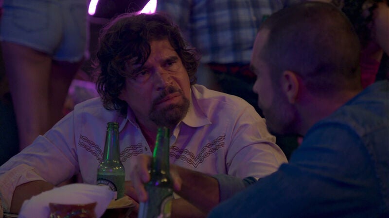 Carmelo advierte a su hijo Rigoberto sobre los peligros de la Hacienda de los Toscano