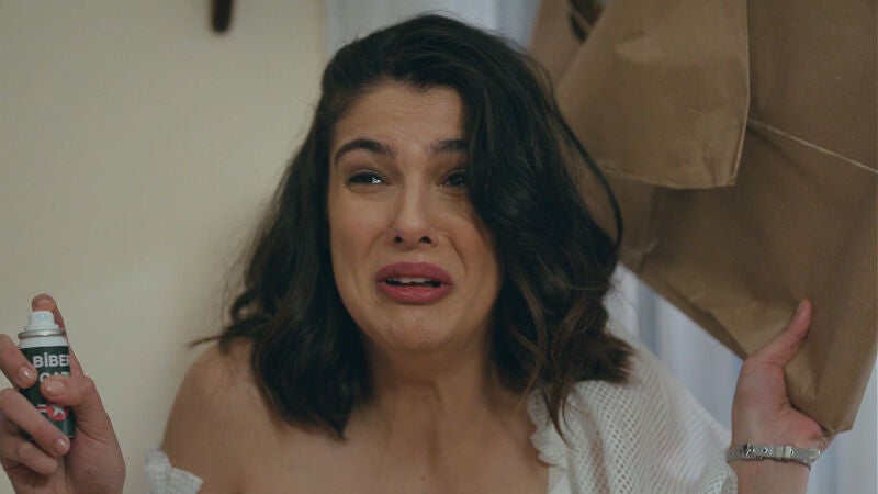 Akin consigue quedarse a solas con Sirah e intenta agredirla