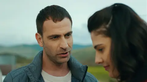 Akin se acerca a Sirah La hija del embajador