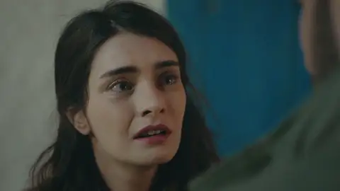 Sancar le devuelve el anillo a Menekse: "Jamás te perdonaré" Sancar le devuelve el anillo a Menekse: "Jamás te perdonaré"