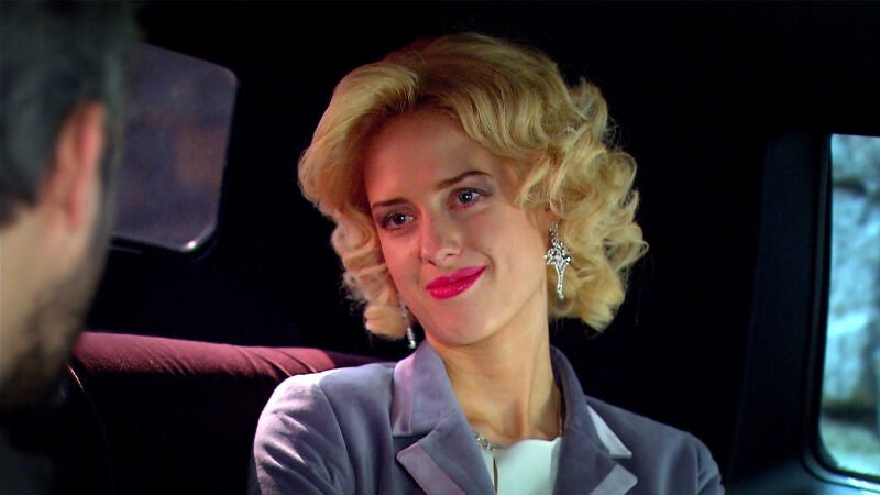 Hakan acepta a regañadientes el acuerdo que le propone Caroline