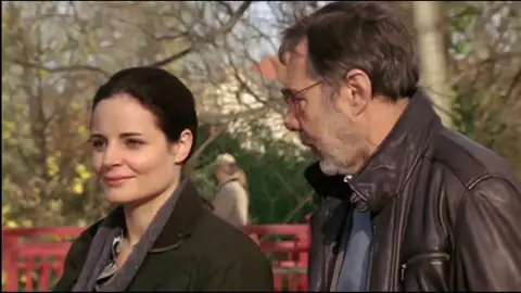 Los padres de Susanne apoyan su boda y quieren hacerle un regalo muy especial Los padres de Susanne apoyan su boda y quieren hacerle un regalo muy especial