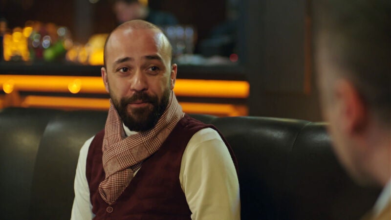 Harun le pregunta a Damir por su relación con Hazal