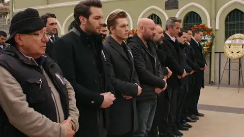 Familia y amigos se juntan para dar el último adiós a Harun Familia y amigos se juntan para dar el último adiós a Harun