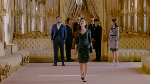 Rubí, deslumbrada en la corte Rubí