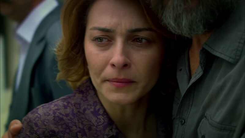 Cemilé arriesga su vida al ver como la policía intenta llevarse detenido a Mete