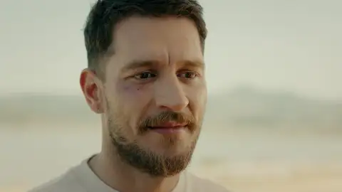 Gediz consigue sacar a Nare de su casa e intenta hablar con ella sobre sus sentimientos Gediz consigue sacar a Nare de su casa e intenta hablar con ella sobre sus sentimientos
