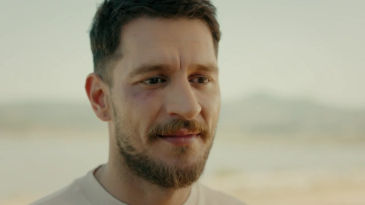 Gediz consigue sacar a Nare de su casa e intenta hablar con ella sobre sus sentimientos Gediz consigue sacar a Nare de su casa e intenta hablar con ella sobre sus sentimientos