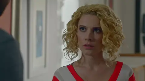 Savas interroga a Derin tras descubrir que ayudó a Oktay a encontrar a Meryem Savas interroga a Derin tras descubrir que ayudó a Oktay a encontrar a Meryem