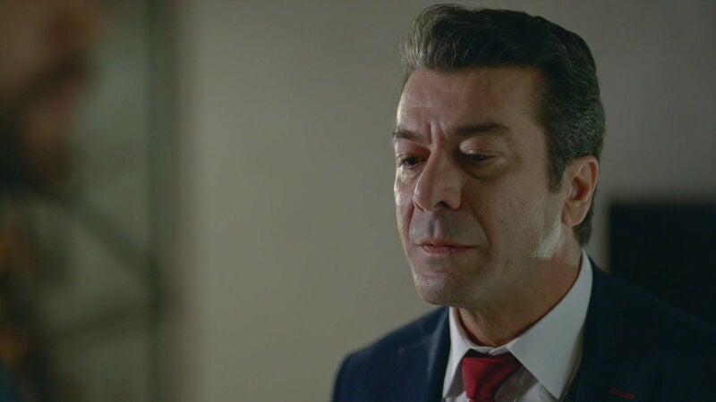 Yurdal se enfurece con su hijo cuando se encuentra con Meryem en la oficina