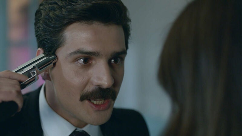 Oktay pierde los papeles al descubrir que Meryem sospecha de él por la muerte de su padre