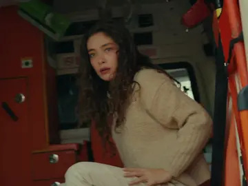 Sacar es trasladado al hospital y la policía acorrala la ambulancia Sacar es trasladado al hospital y la policía acorrala la ambulancia