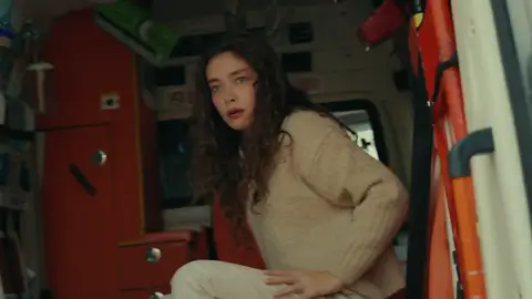 Sacar es trasladado al hospital y la policía acorrala la ambulancia Sacar es trasladado al hospital y la policía acorrala la ambulancia