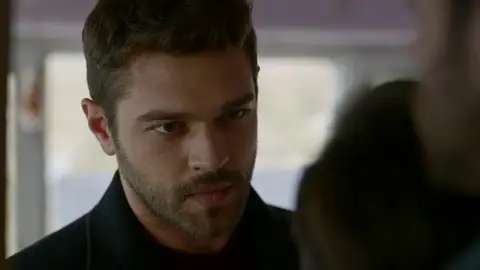 Savas encuentra al acosador de Meryem y decide avanzar más en la investigación Savas encuentra al acosador de Meryem y decide avanzar más en la investigación