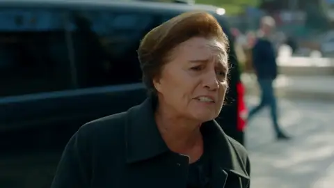 La madre de Oktay se toma la justicia por su mano y agrede a Meryem delante de su negocio La madre de Oktay se toma la justicia por su mano y agrede a Meryem delante de su negocio