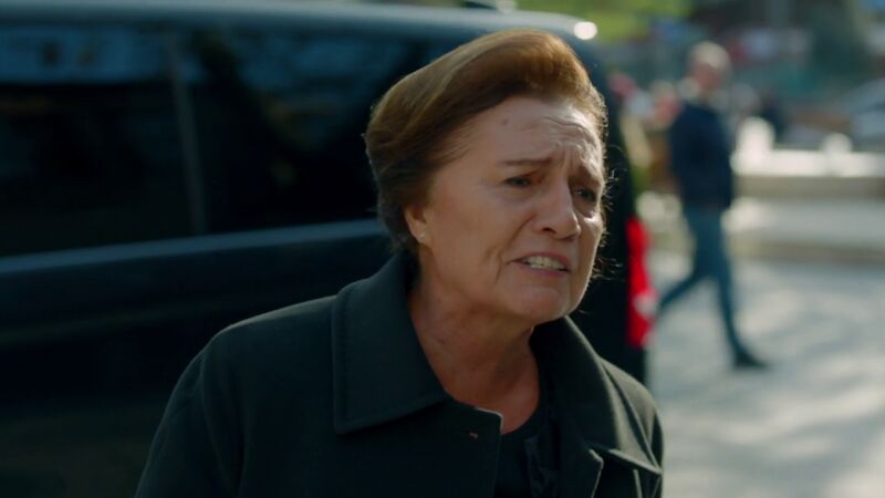 La madre de Oktay se toma la justicia por su mano y agrede a Meryem delante de su negocio