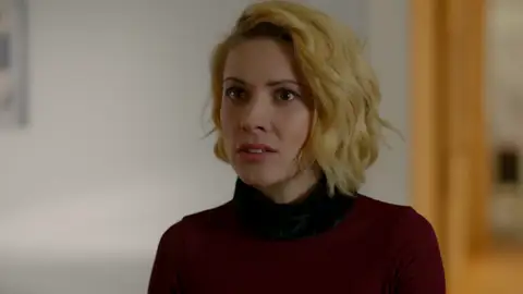 Savas y Meryem se enfrentan a Derin para encontrar al culpable de la denunca Savas y Meryem se enfrentan a Derin para encontrar al culpable de la denunca