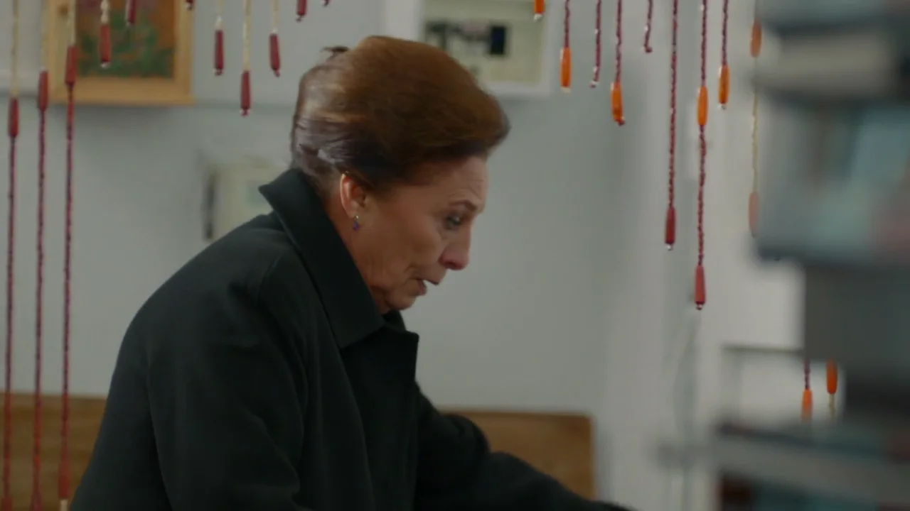 ¡Por poco! La madre de Oktay a punto de ser descubierta en casa de Meryem ¡Por poco! La madre de Oktay a punto de ser descubierta en casa de Meryem