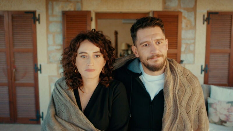 Gediz, con el corazón roto, busca consuelo en los brazo de su hermana Müge