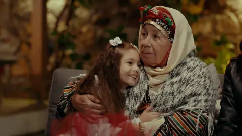 Melek y la tía de Sancar son las encargadas de aceptar Melek y la tía de Sancar son las encargadas de aceptar
