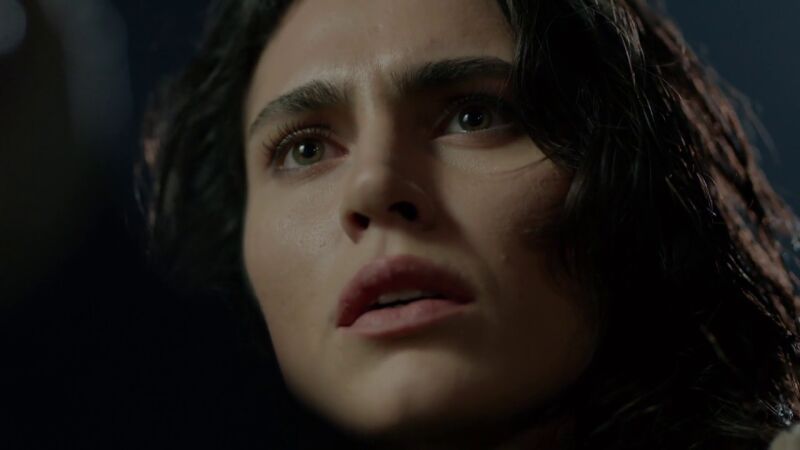 El pasado que Burcu quiere olvidar aparece de repente en su vida