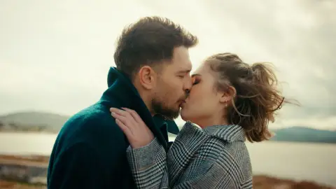 ¡Pillados! Sahra y Gediz se reúnen en secreto pero son descubiertos por Kavruk ¡Pillados! Sahra y Gediz se reúnen en secreto pero son descubiertos por Kavruk