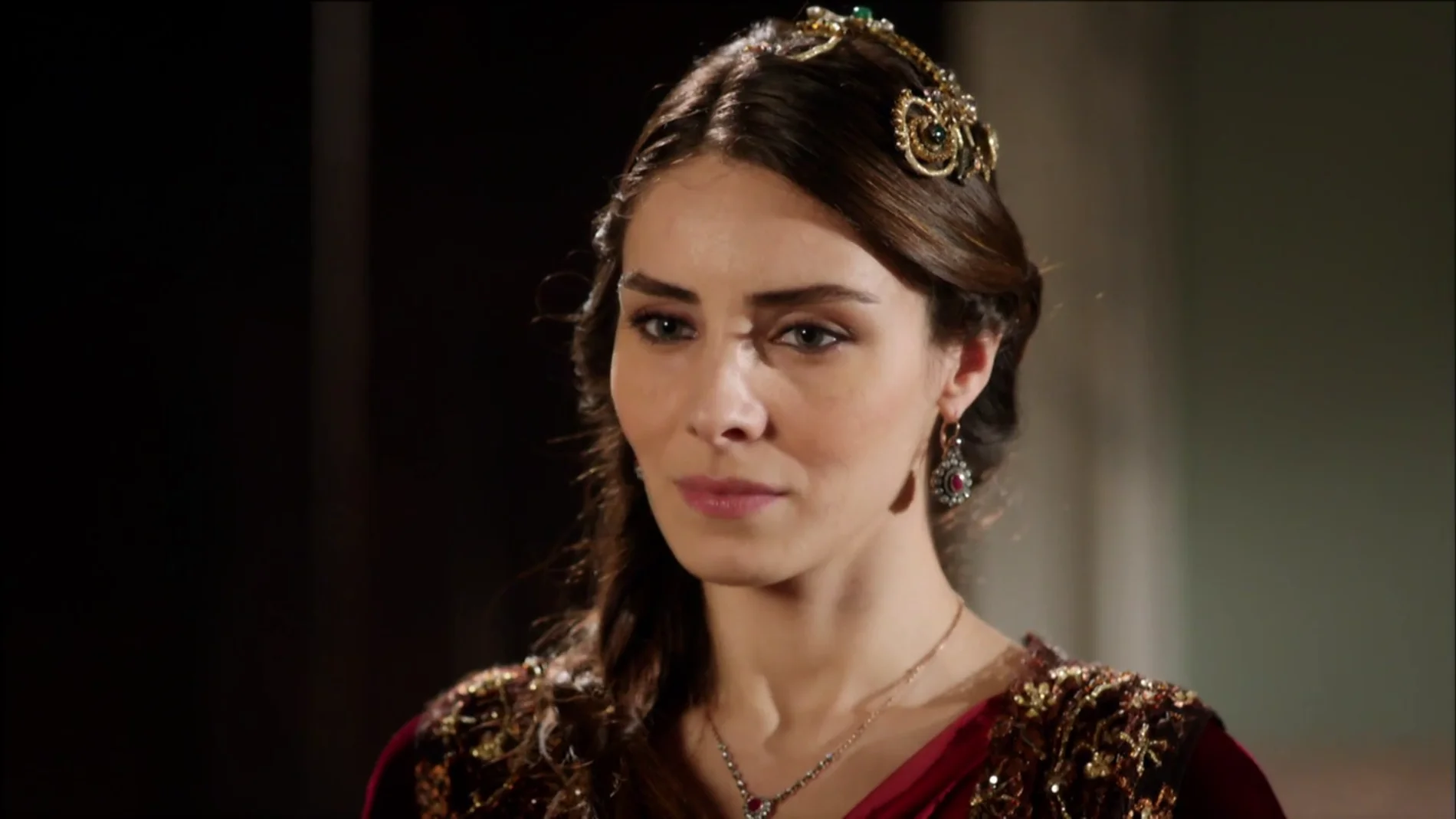 Mahidevran acorrala a Hürren acusándola del secuestro de la princesa Isabela