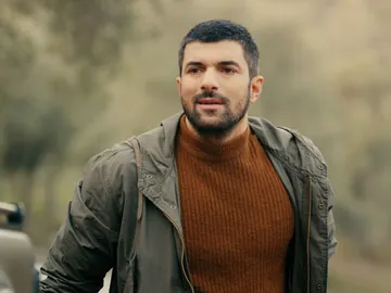 Melek, tras enterarse de que Menekse ha perdido el niño, se convierte en el mayor apoyo para Sancar Melek, tras enterarse de que Menekse ha perdido el niño, se convierte en el mayor apoyo para Sancar