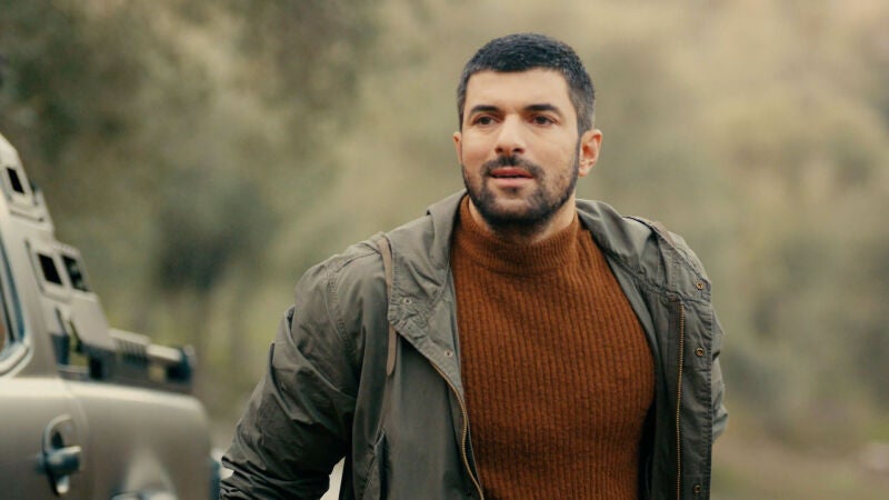 Melek, tras enterarse de que Menekse ha perdido el niño, se convierte en el mayor apoyo para Sancar