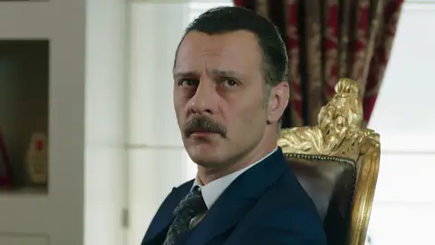 Muzaffer manda investigar a Nefise después de que abandone su empresa Muzaffer manda investigar a Nefise después de que abandone su empresa