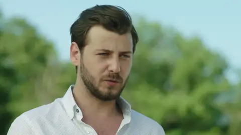 Ahmet amenaza a Onur: "Aléjate de Zeynep para siempre" Ahmet amenaza a Onur: "Aléjate de Zeynep para siempre"