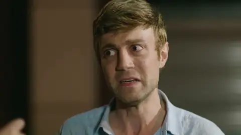 Önur acusa a Ahmet de manipular los frenos de su coche y causar el intento de accidente Önur acusa a Ahmet de manipular los frenos de su coche y causar el intento de accidente