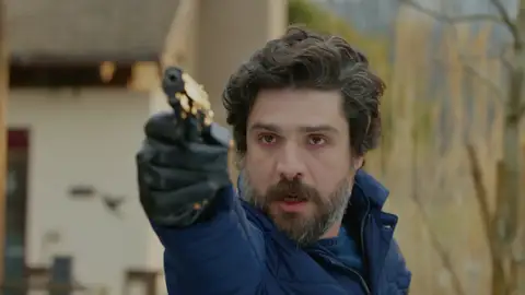 ¡Sigue vivo y libre! Oktay aparece en la boda de Meryem y Savas con una clara intención ¡Sigue vivo y libre! Oktay aparece en la boda de Meryem y Savas con una clara intención