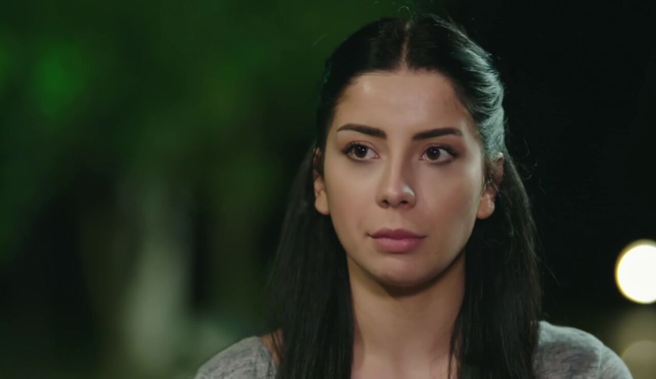 Zeynep, obligada por la mentira de su madre, renuncia a su amor por Onur