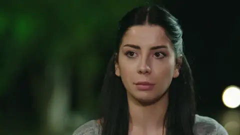 Zeynep, obligada por la mentira de su madre, renuncia a su amor por Onur Zeynep, obligada por la mentira de su madre, renuncia a su amor por Onur