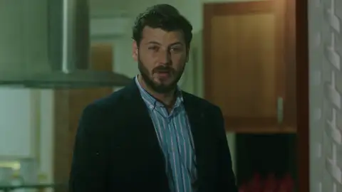 Onur empieza a sospechar de Nefise y Zeynep tras un incidente en la cena Onur empieza a sospechar de Nefise y Zeynep tras un incidente en la cena
