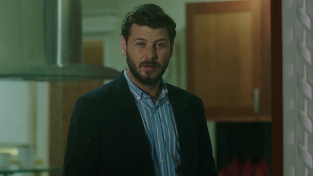 Onur empieza a sospechar de Nefise y Zeynep tras un incidente en la cena Onur empieza a sospechar de Nefise y Zeynep tras un incidente en la cena