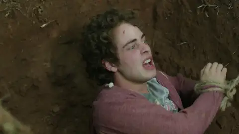 La pesadilla de Nefise podría hacerse realidad si Emre no consigue escapar La pesadilla de Nefise podría hacerse realidad si Emre no consigue escapar