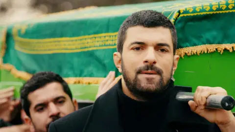 ¡Otra despedida! Sancar y los Efeoglu lloran la muerte de Gediz ¡Otra despedida! Sancar y los Efeoglu lloran la muerte de Gediz