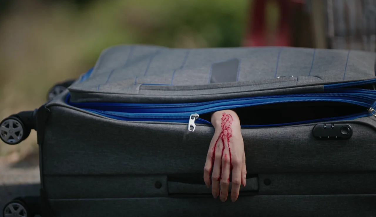 ¡La policía encuentra el cadáver de una persona que estaba dentro de una maleta!: ¿Descubrirán su identidad?