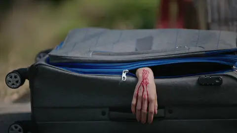 ¡La policía encuentra el cadáver de una persona que estaba dentro de una maleta!: ¿Descubrirán su identidad? ¡La policía encuentra el cadáver de una persona que estaba dentro de una maleta!: ¿Descubrirán su identidad?