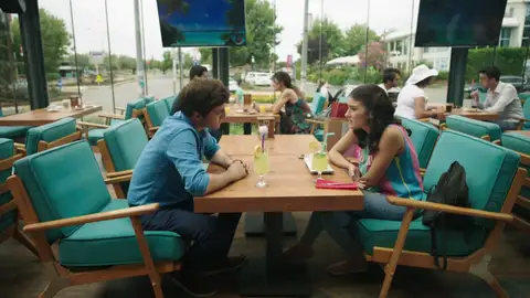 Ahmet le pide a Cemre que interceda por él con Zeynep Ahmet le pide a Cemre que interceda por él con Zeynep