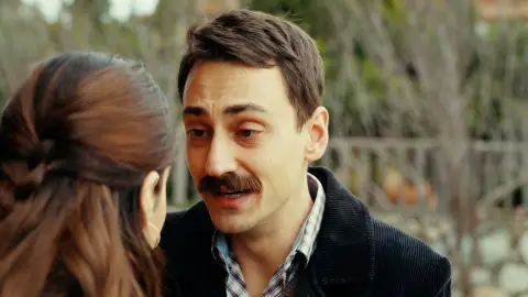 Kavruk y Zehra dejan de evitar sus sentimientos y confiesan su amor Kavruk y Zehra dejan de evitar sus sentimientos y confiesan su amor