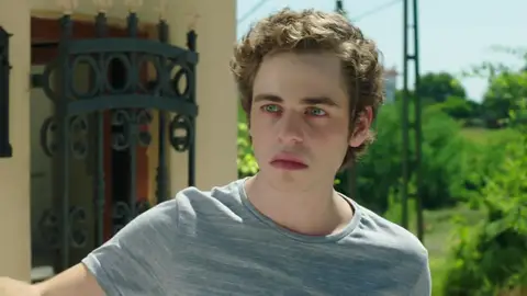 ¡Al descubierto! Emre descubre que su madre está casada con Muzaffer ¡Al descubierto! Emre descubre que su madre está casada con Muzaffer