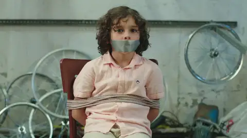 Suat y Emre descubren que Mert ha sido secuestrado y a los responsables Suat y Emre descubren que Mert ha sido secuestrado y a los responsables