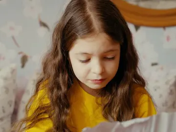 Sancar le entrega a Melek la carta que le dejó su madre: "Te quiero más que a nadie. Nunca lo olvides" Sancar le entrega a Melek la carta que le dejó su madre: "Te quiero más que a nadie. Nunca lo olvides"