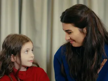 Mavi acompaña a Melek en su momento más difícil Mavi acompaña a Melek en su momento más difícil