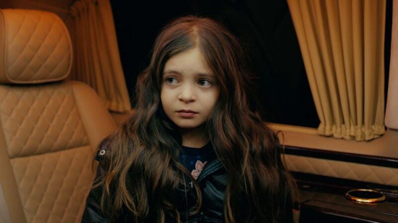 Güven intenta llevarse a Melek a la fuerza para volver con Nare