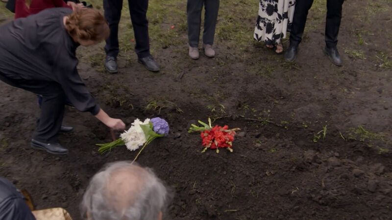 Familiares y amigos dan el último adiós a Don Patricio mientras Sabina busca al otro heredero