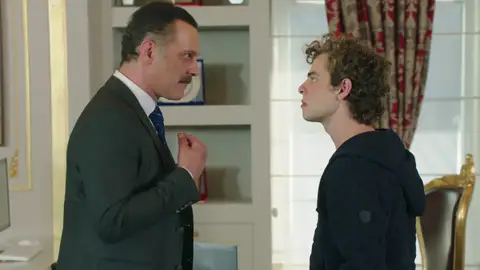 Emre y Muzaffer se enfrentan sin saber que son padre e hijo Emre y Muzaffer se enfrentan sin saber que son padre e hijo